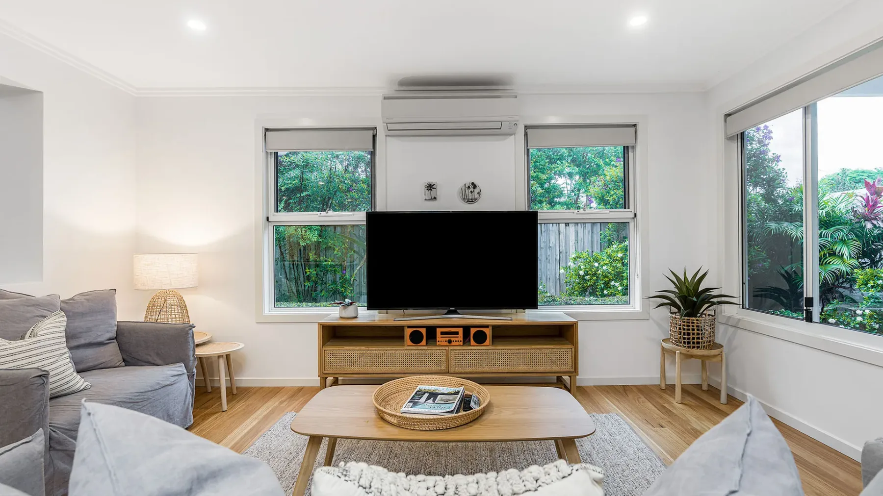 Drift – 3 BR home near town & beach with pool