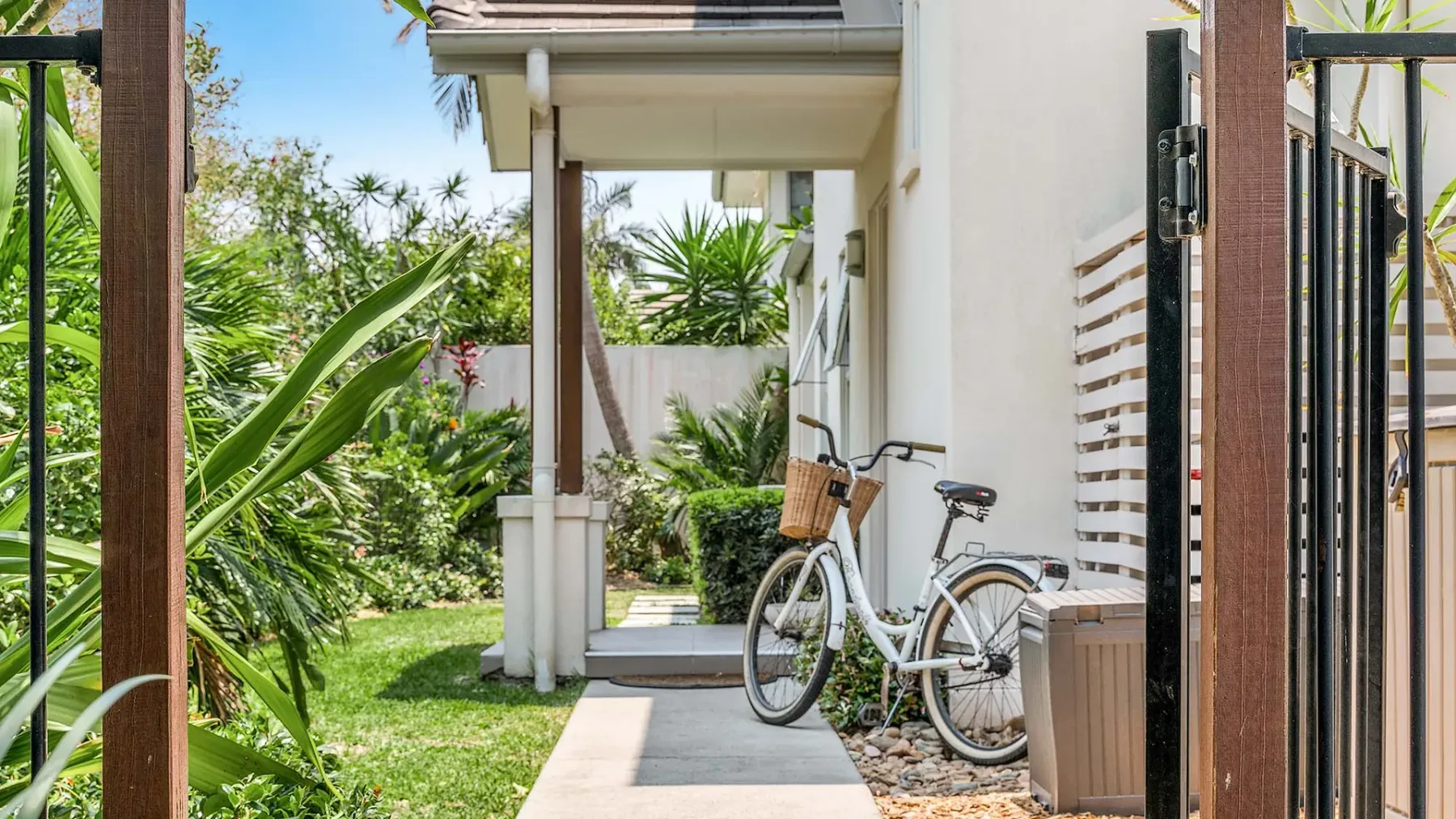Drift – 3 BR home near town & beach with pool