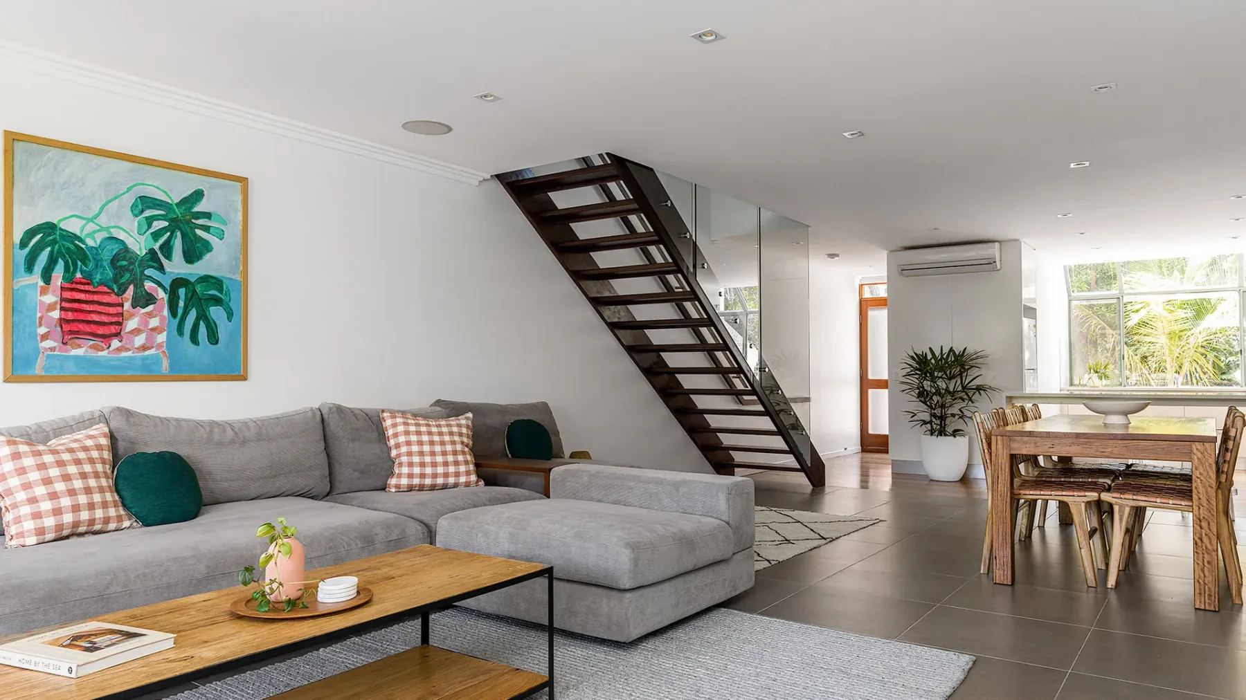 1 James Cook Apartments | Opposite Clarkes Beach