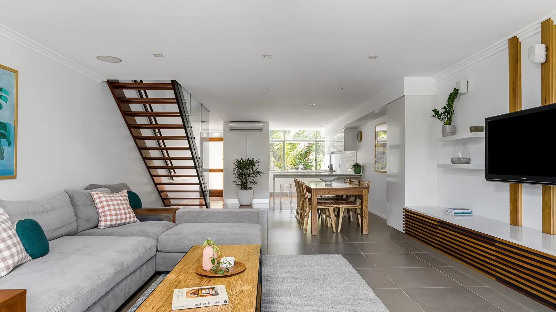 1 James Cook Apartments | Opposite Clarkes Beach