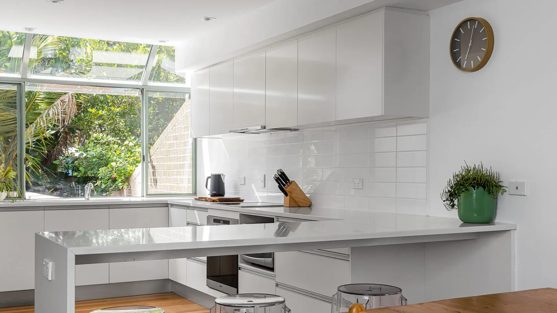 1 James Cook Apartments | Opposite Clarkes Beach