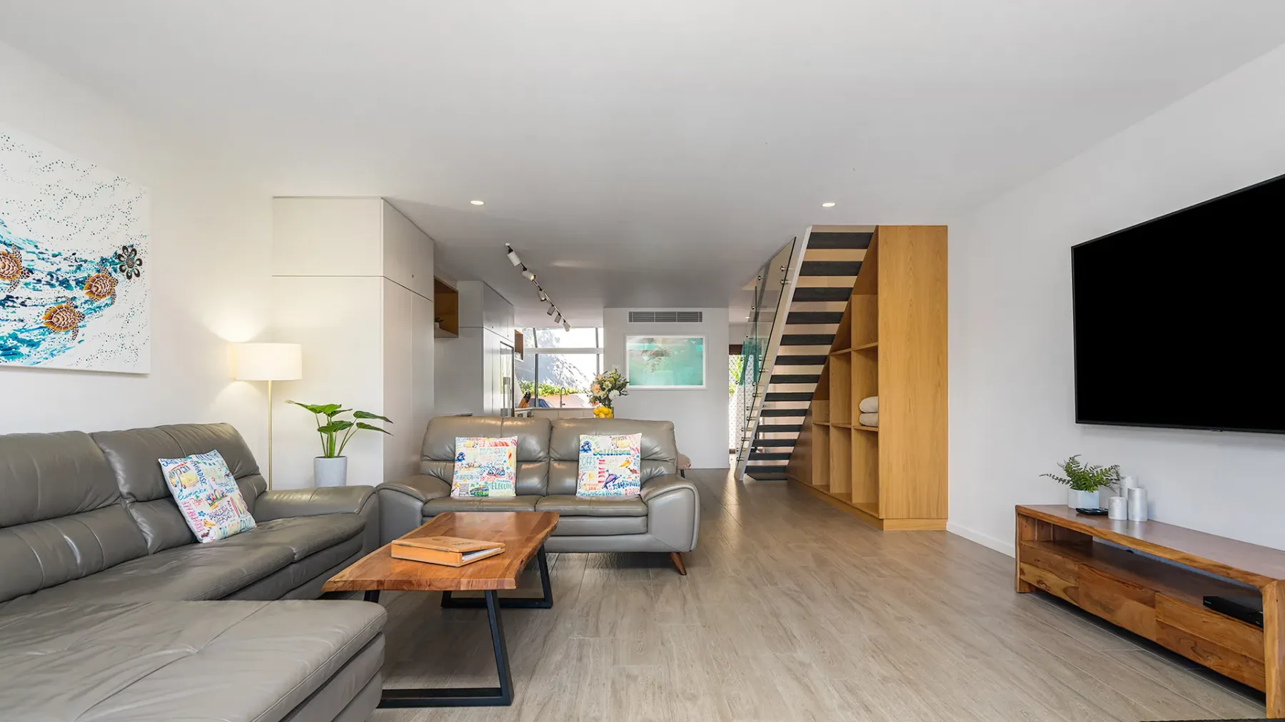 4 James Cook Apartments – renovated beachside pad