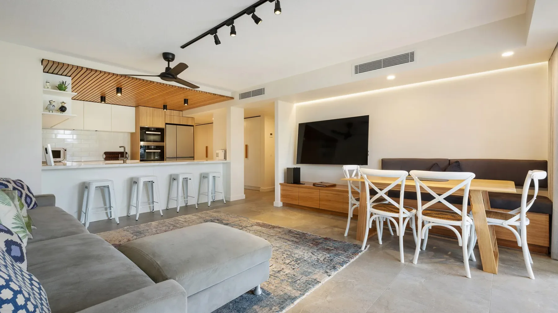 Pacific Blue – beachfront 2 BR apartment with pool