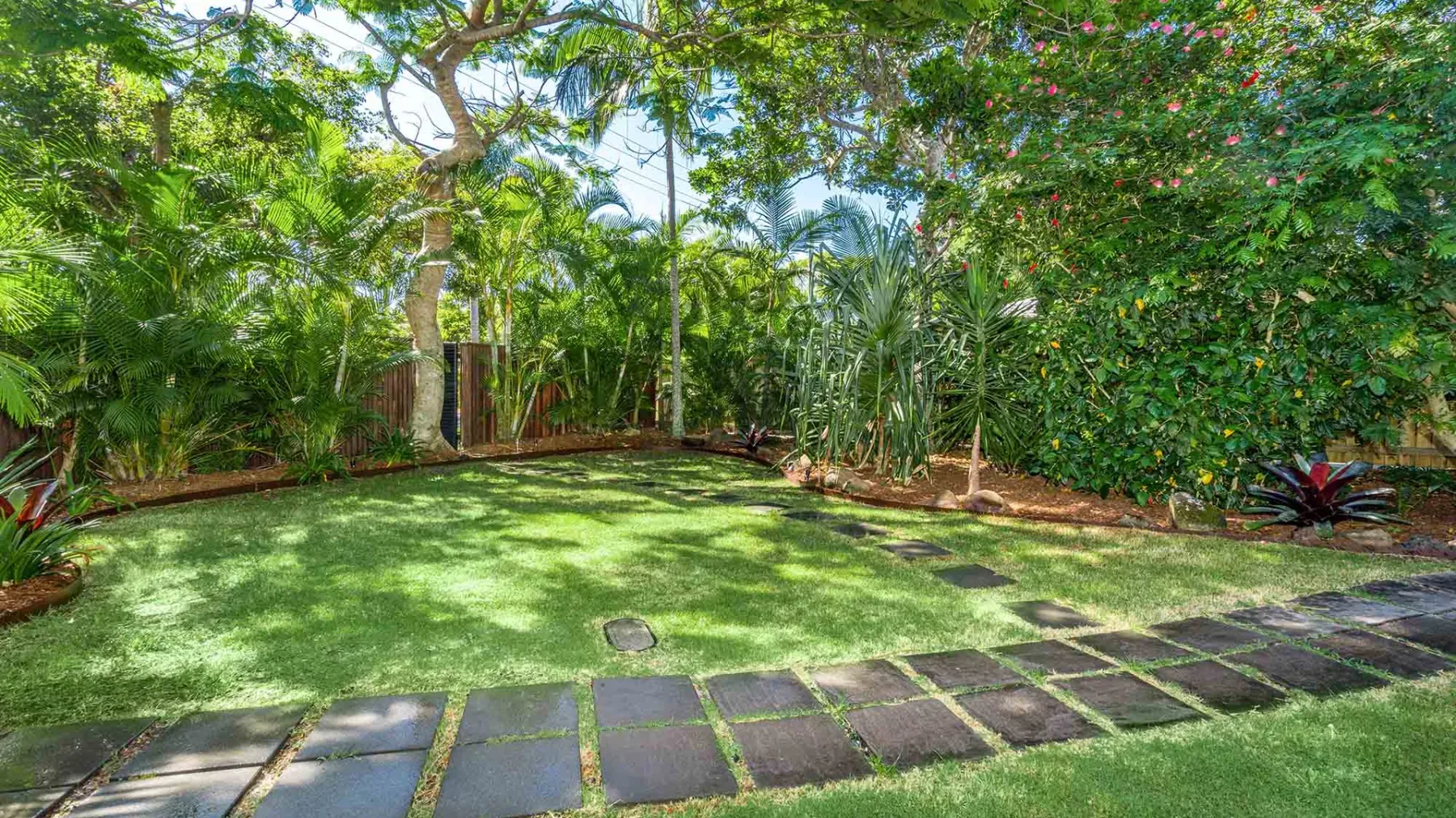 Bangalleys – beachside retreat with large pool