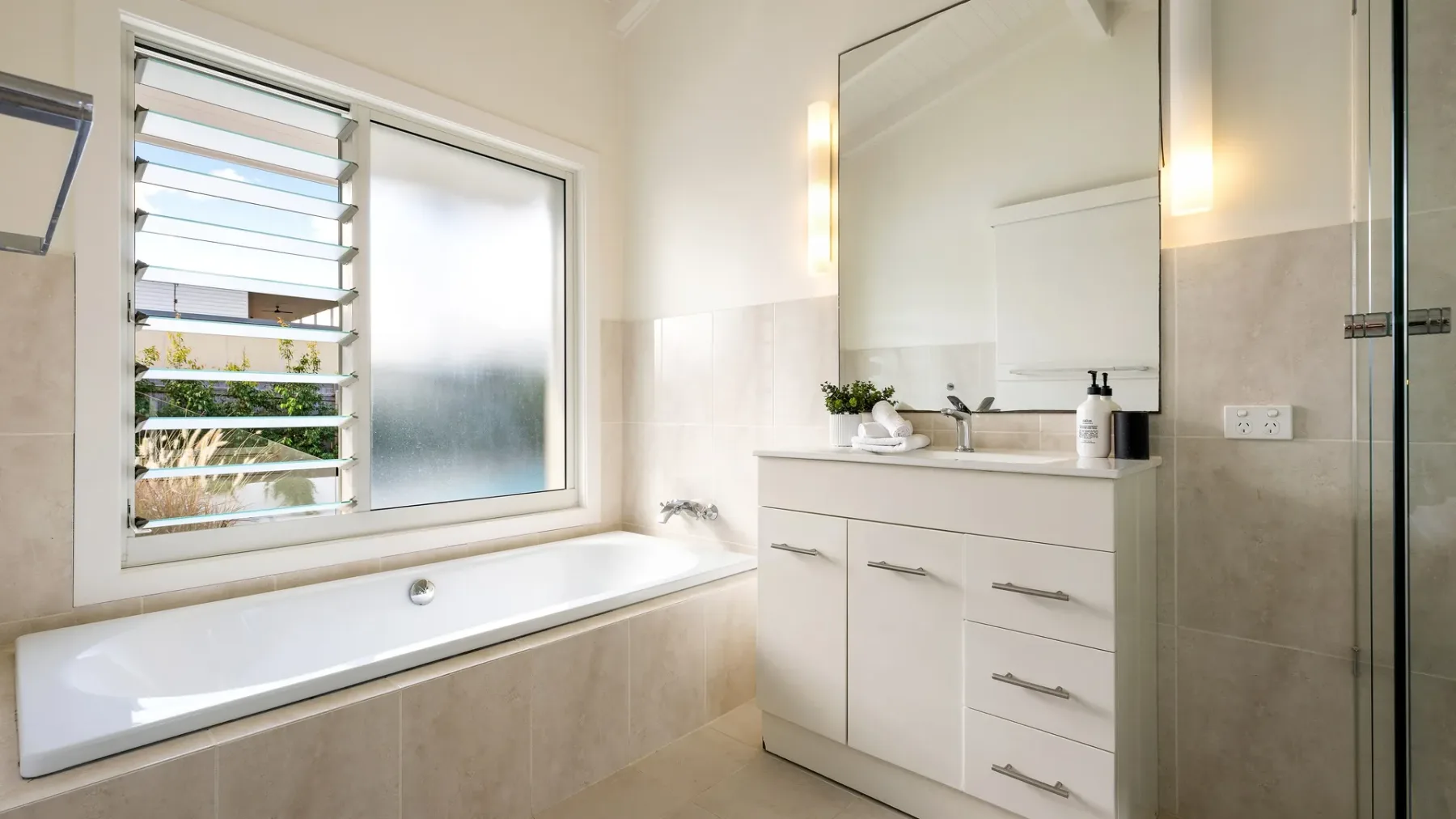 Kirra Beach House – relax in pool & sauna
