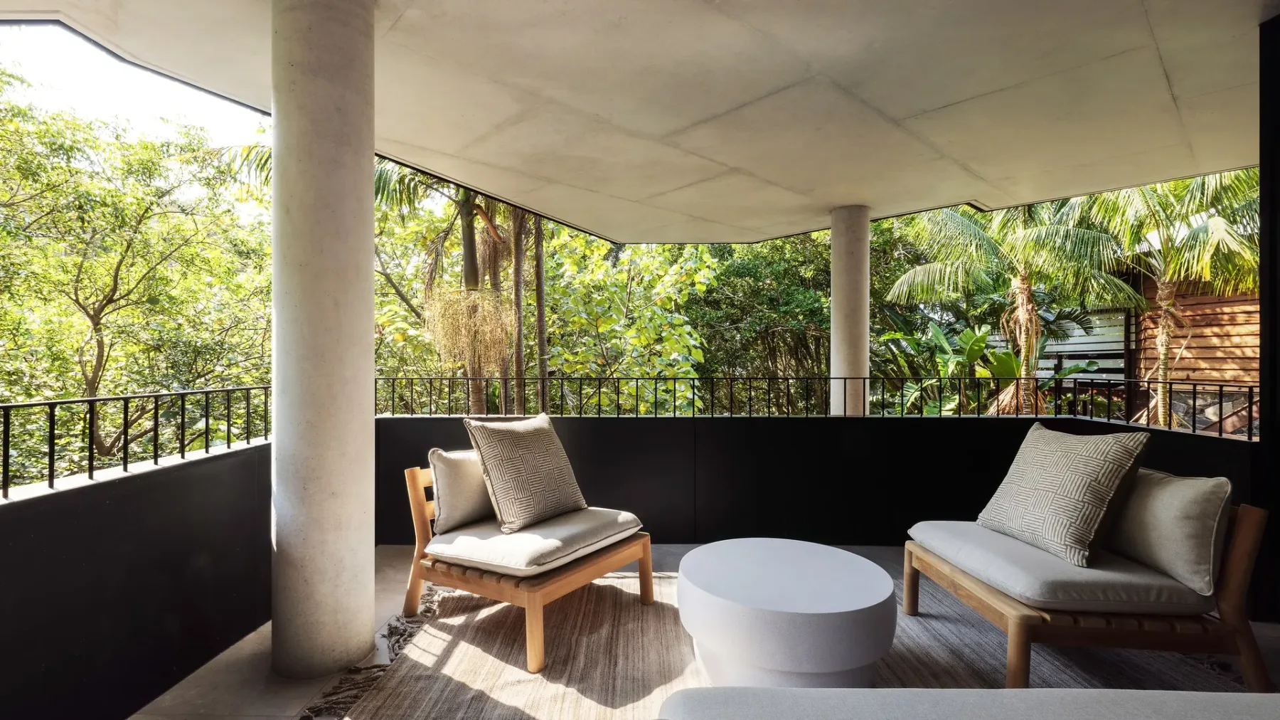 Moonrise – 4 BR designer home above Wategos Beach
