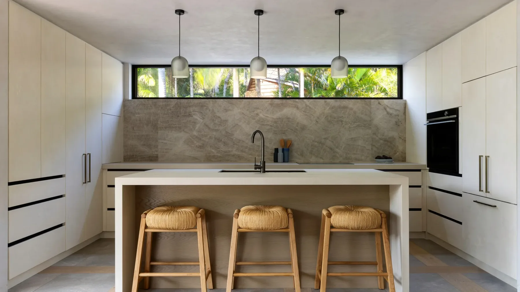 Moonrise – 4 BR designer home above Wategos Beach