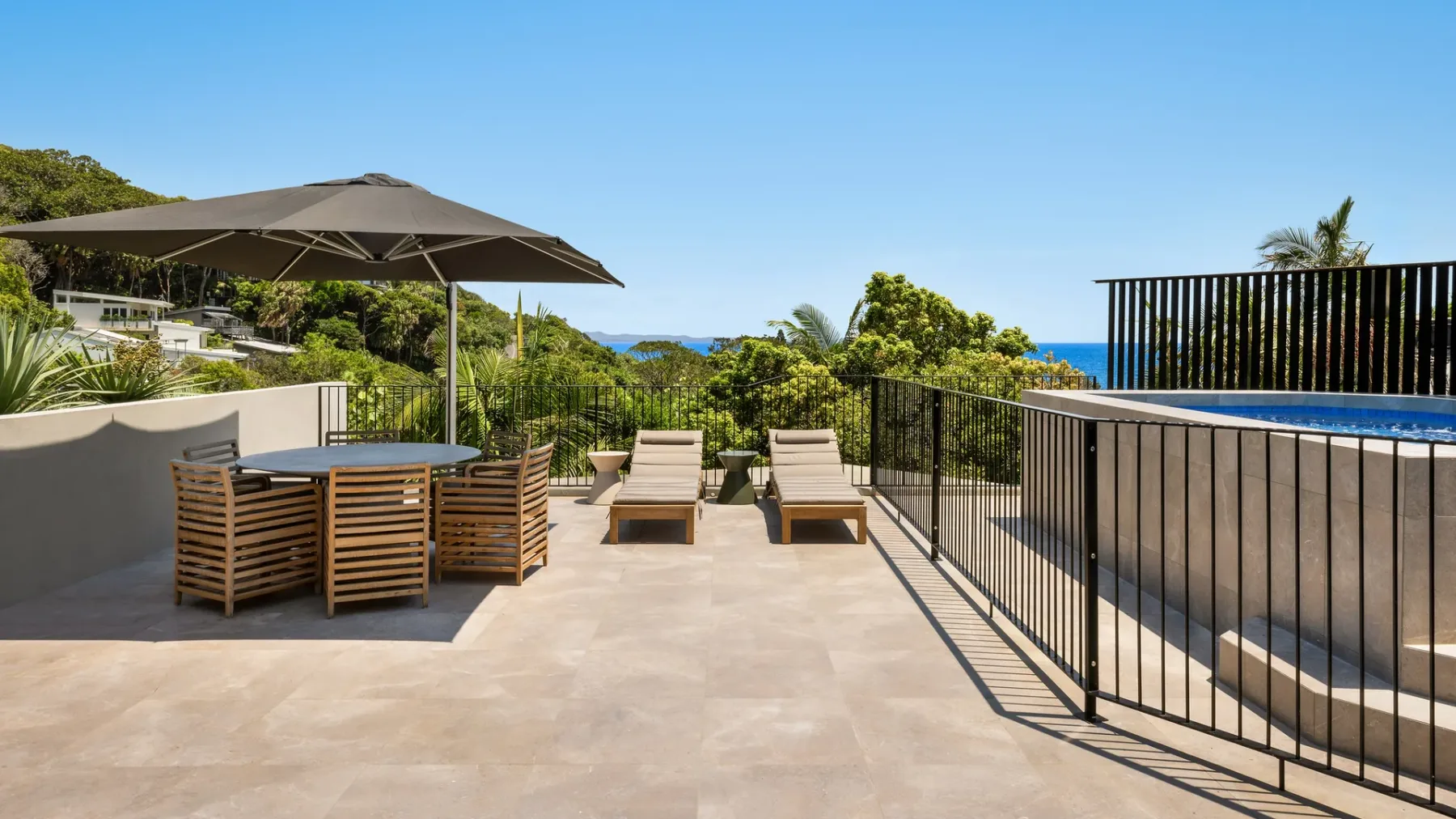 Moonrise – 4 BR designer home above Wategos Beach