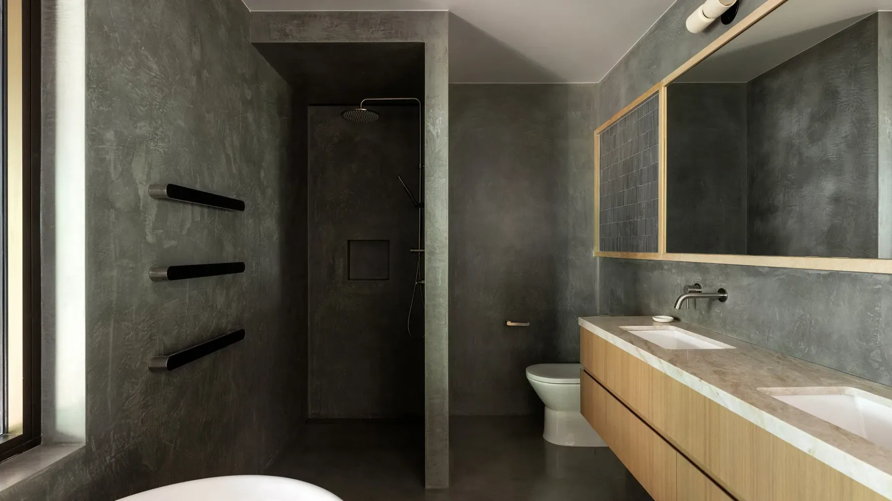 Moonrise – 4 BR designer home above Wategos Beach