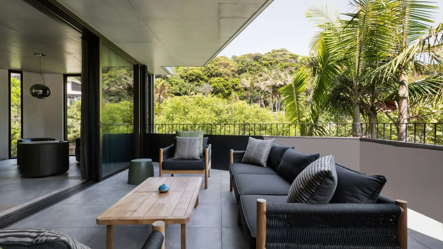 Moonrise – 4 BR designer home above Wategos Beach