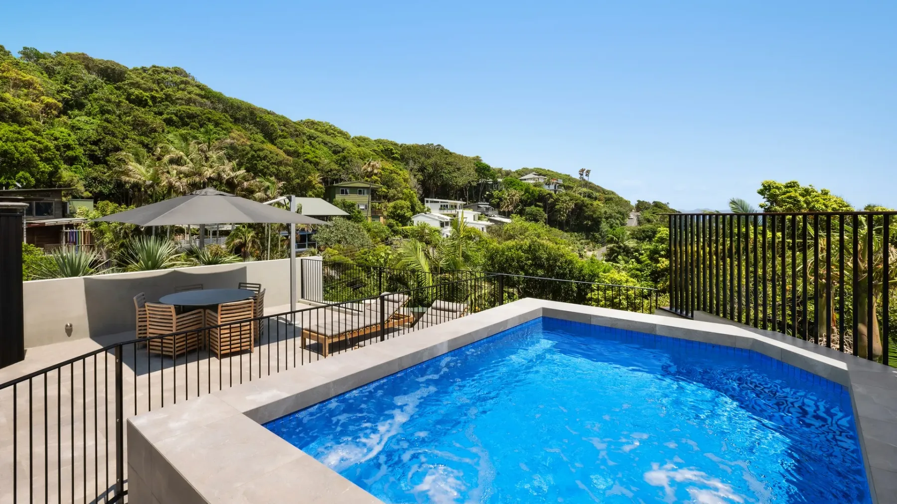 Moonrise – 4 BR designer home above Wategos Beach