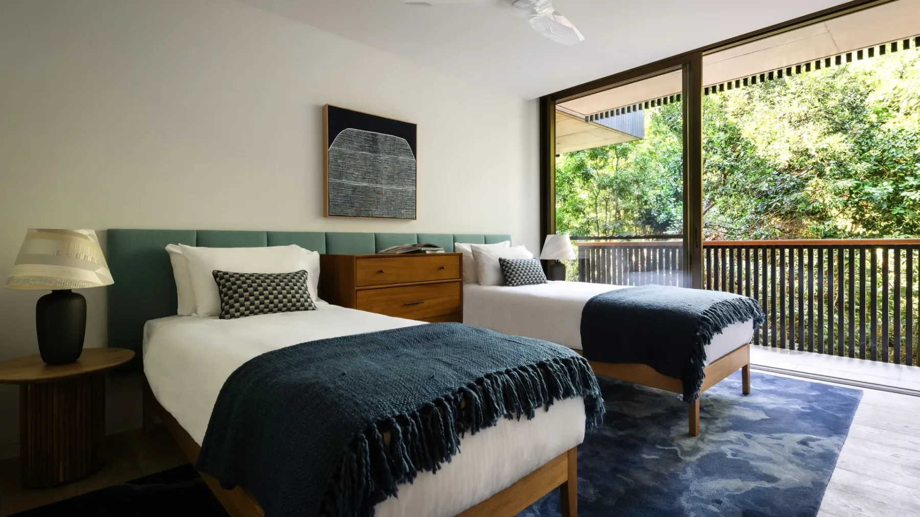 Moonrise – 4 BR designer home above Wategos Beach