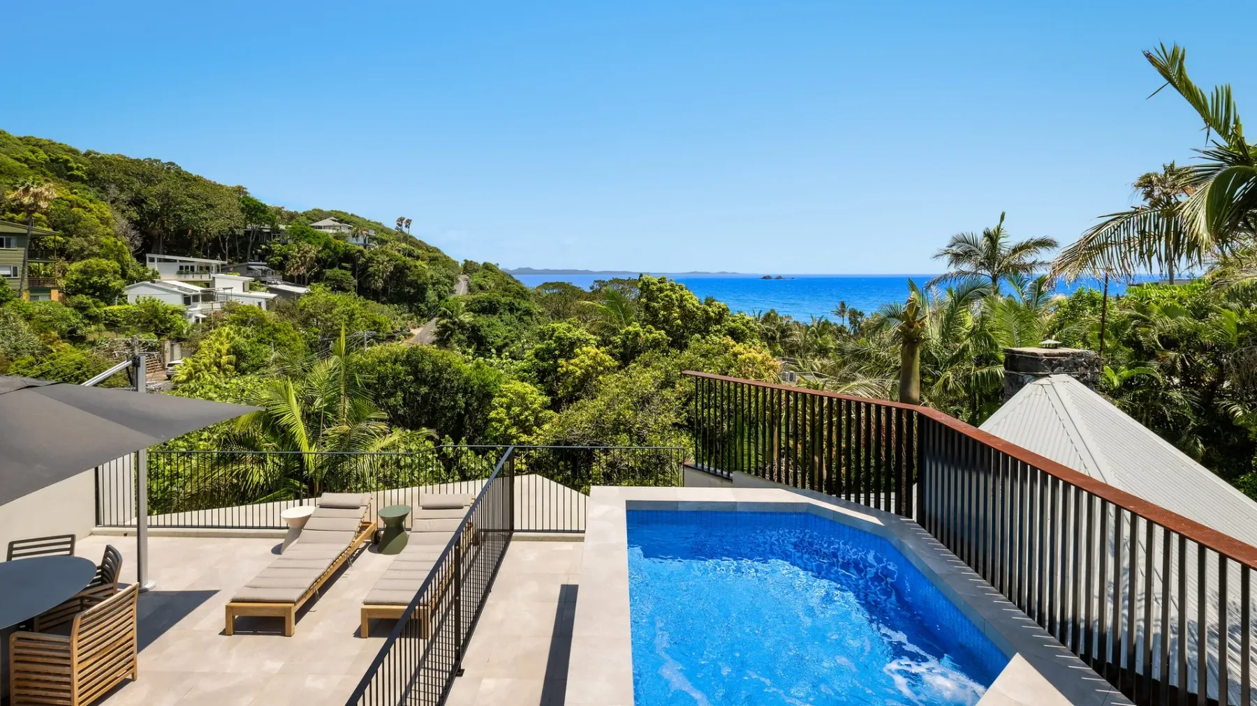 Moonrise – 4 BR designer home above Wategos Beach