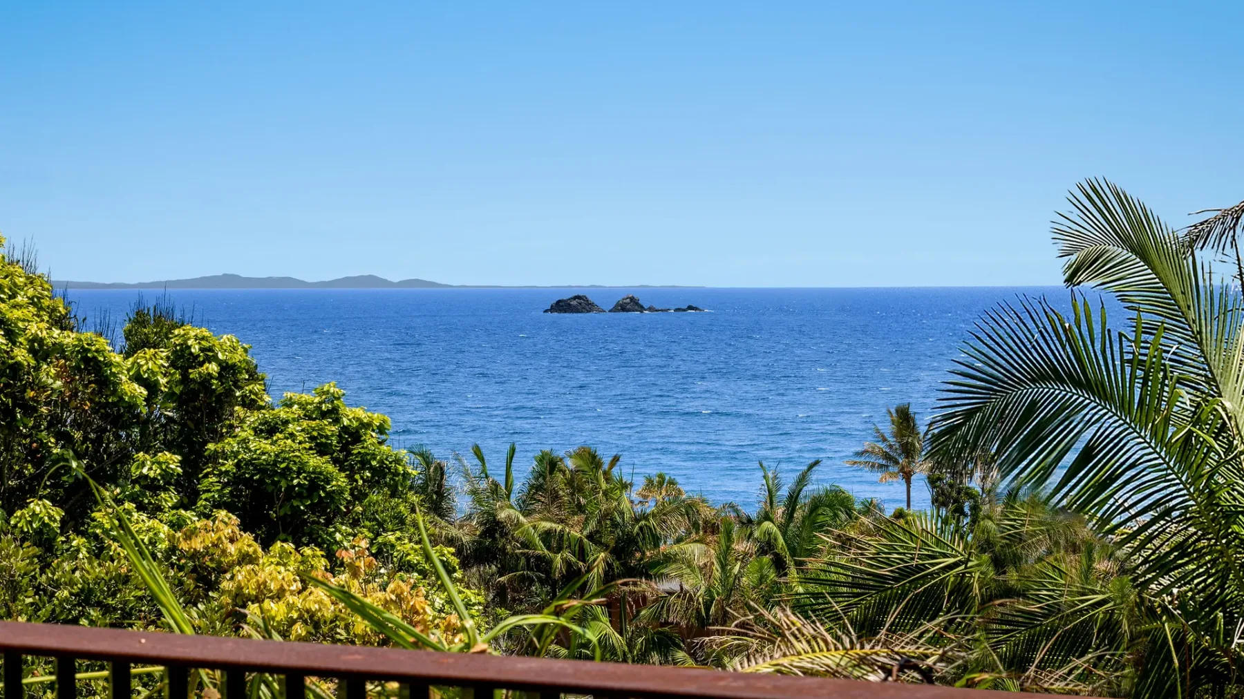 Moonrise – 4 BR designer home above Wategos Beach
