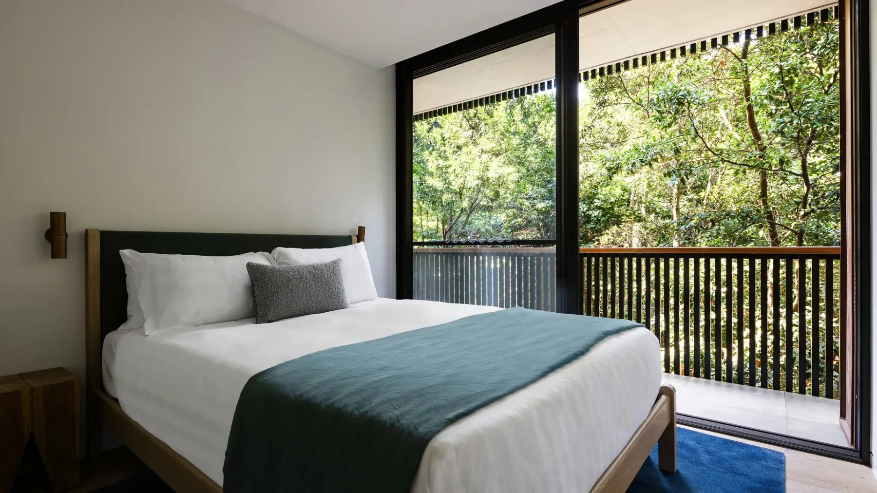 Moonrise – 4 BR designer home above Wategos Beach
