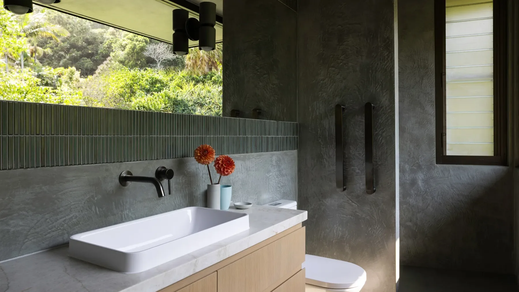 Moonrise – 4 BR designer home above Wategos Beach