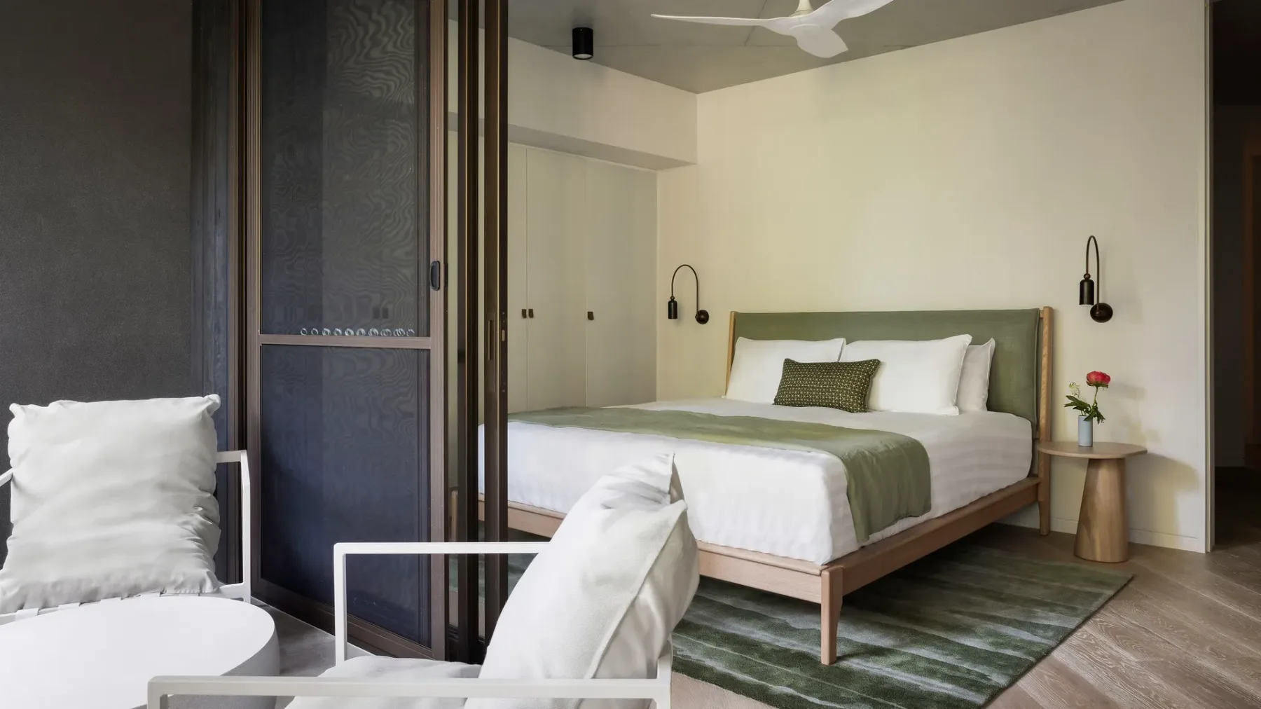 Moonrise – 4 BR designer home above Wategos Beach