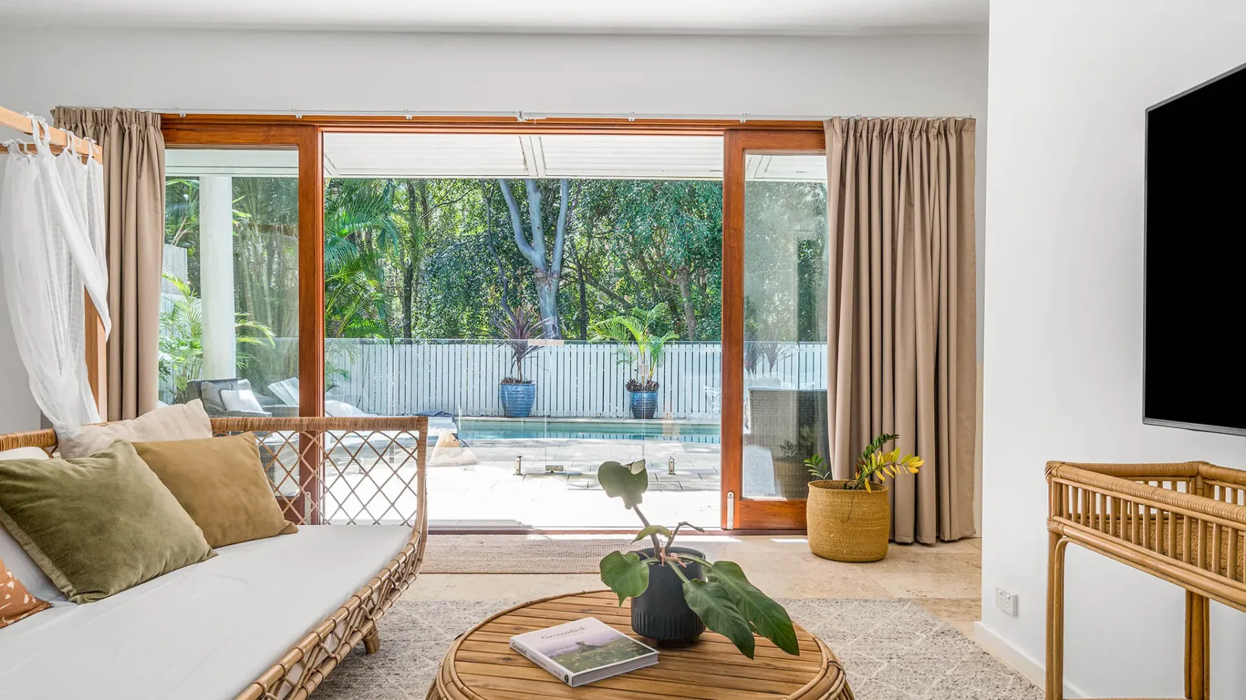 Beachcomber Blue – beachfront villa with pool