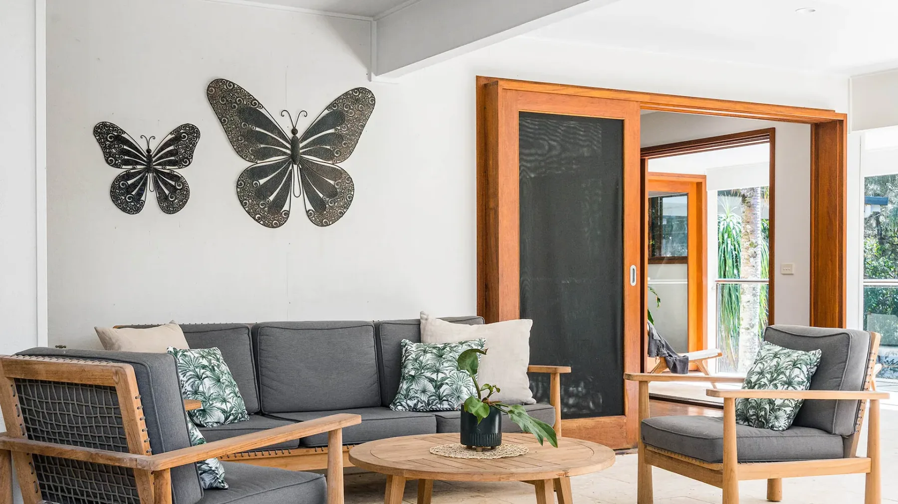 Beachcomber Blue – beachfront villa with pool