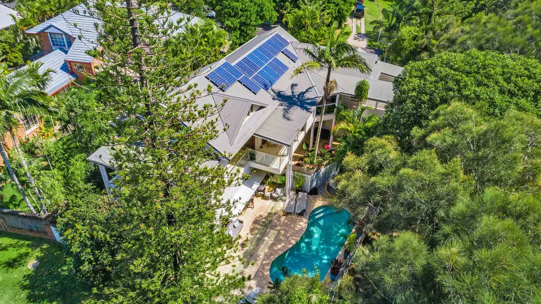 Beachcomber Blue – beachfront villa with pool