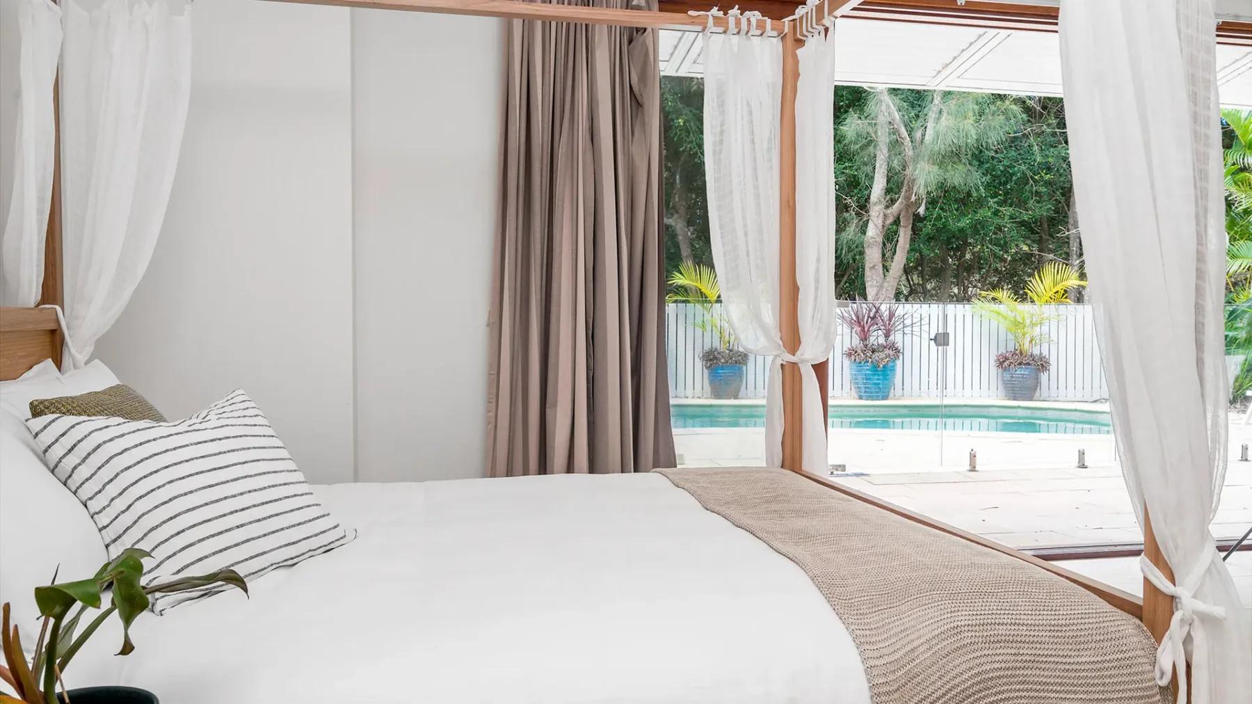 Beachcomber Blue – beachfront villa with pool