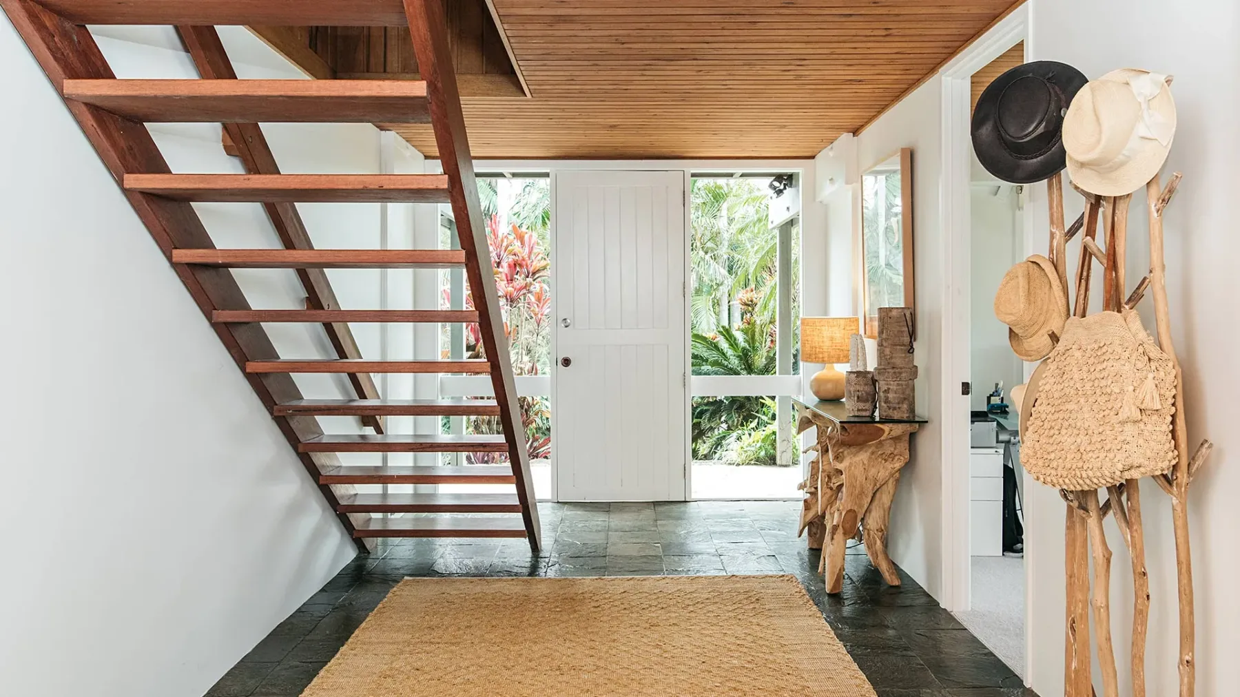 Cape Breeze – 5 BR home with headland views