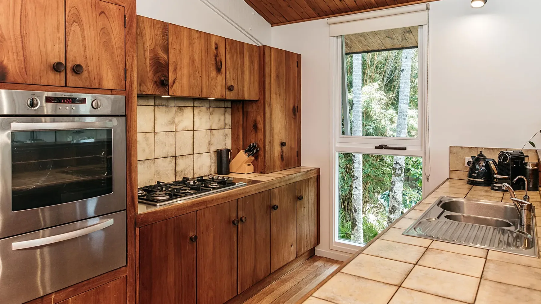 Cape Breeze – 5 BR home with headland views