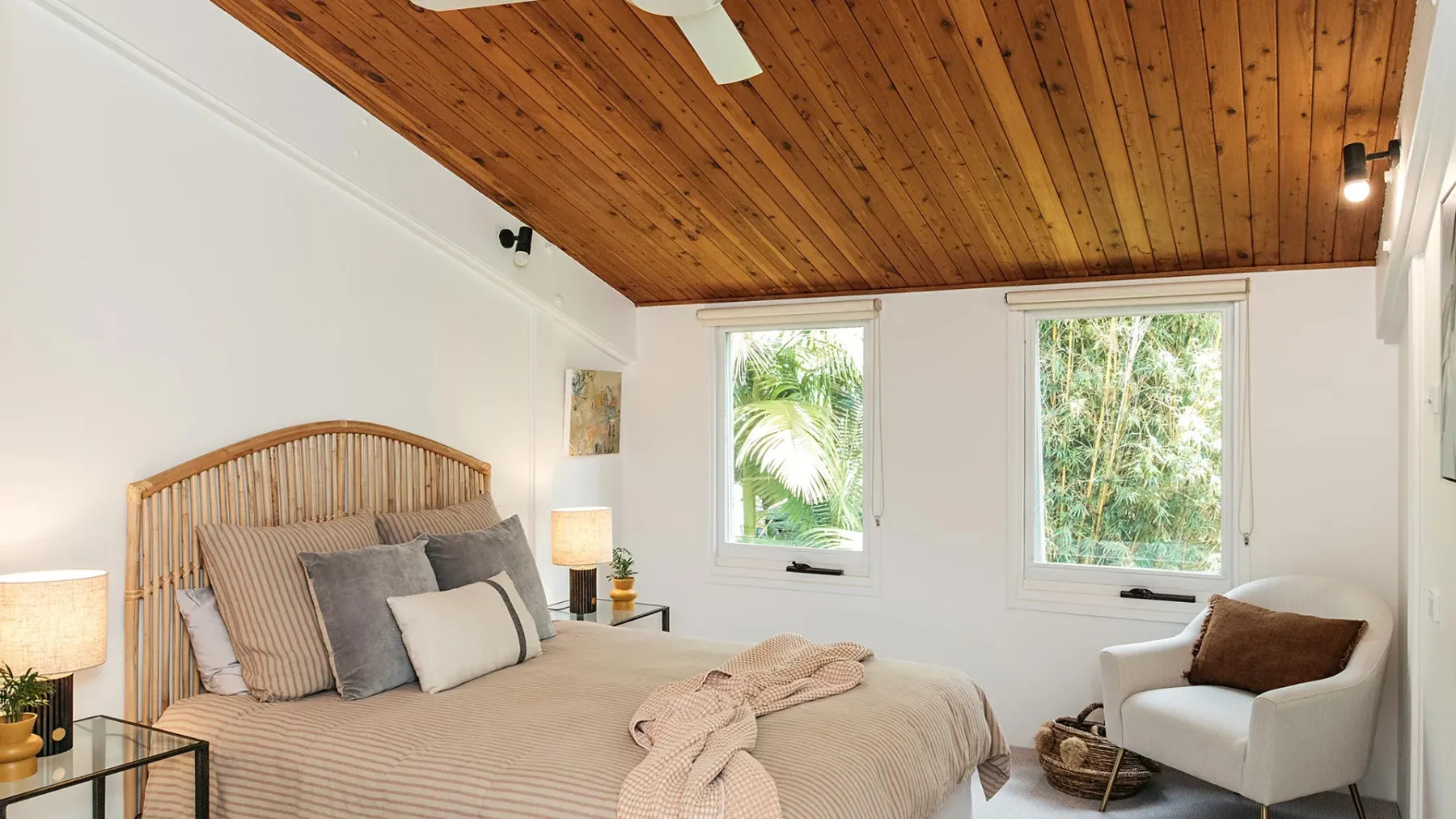 Cape Breeze – 5 BR home with headland views