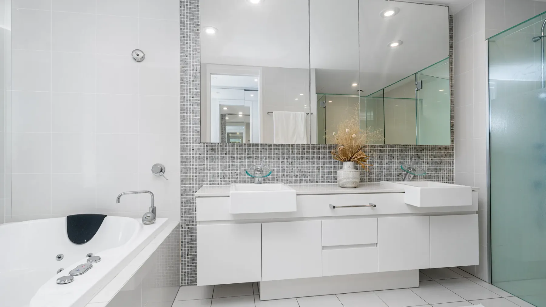 Luxury Apartment 1206 at Bells Boulevard