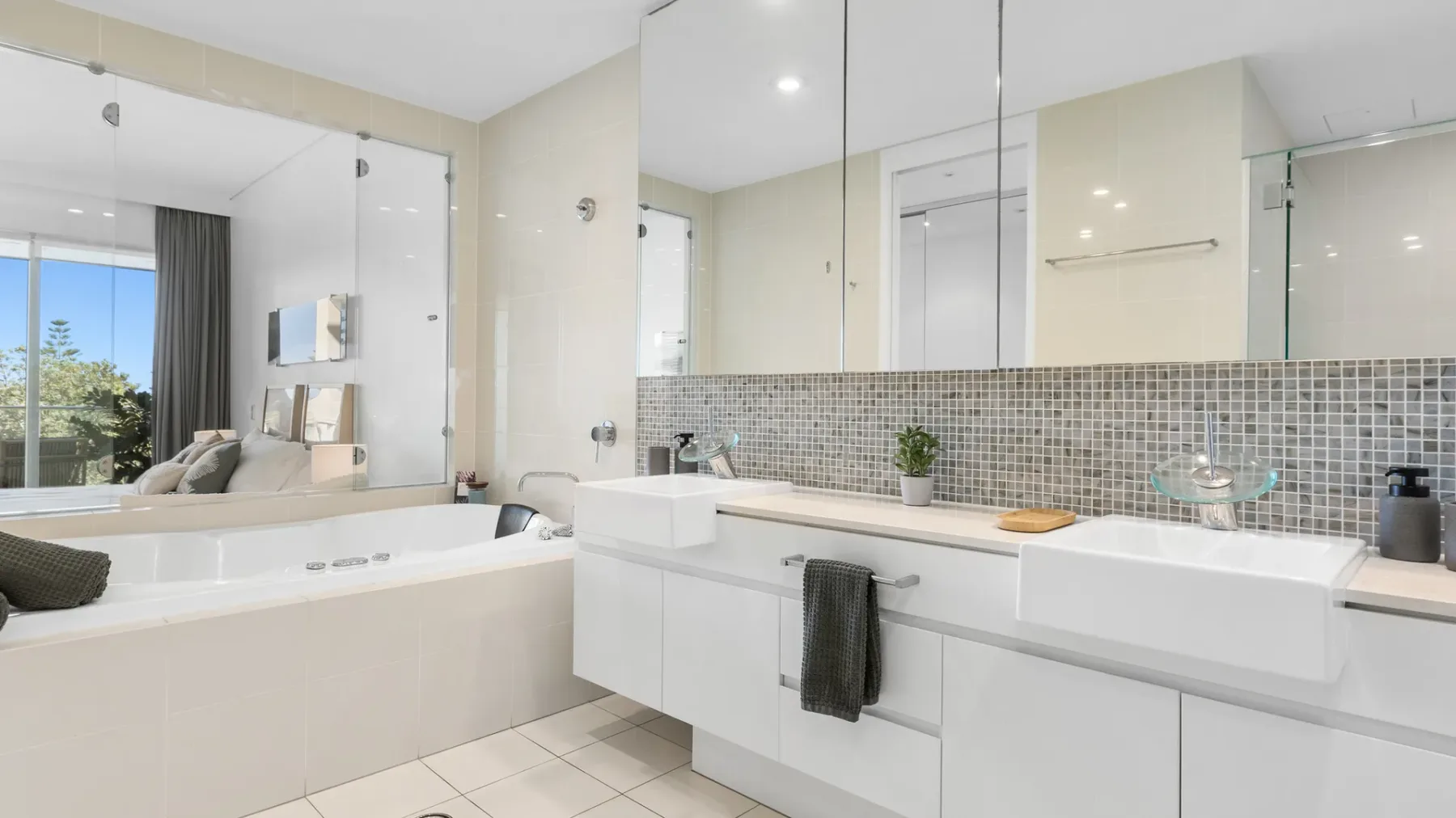 Luxury Apartment 1206 at Bells Boulevard