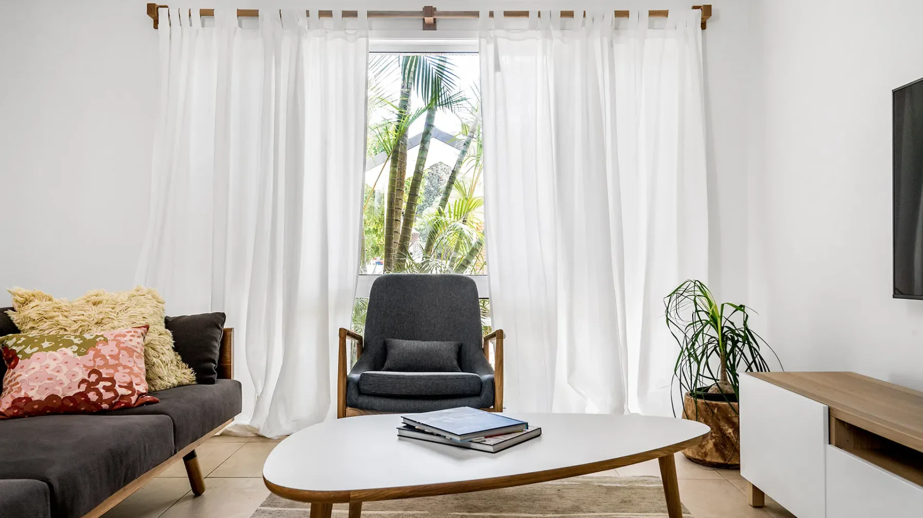 Baby Blue – 3 BR villa steps from Tallow Beach
