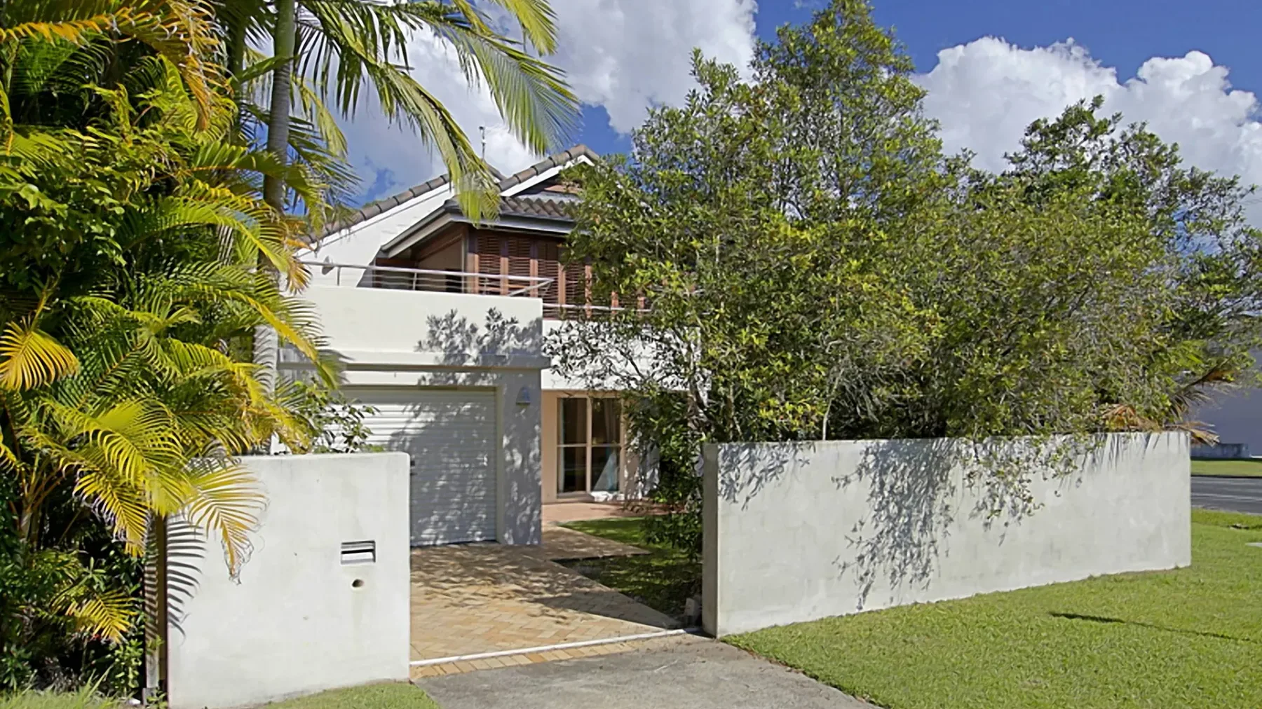 Clarkes Beach Villa – steps to beach & Byron town
