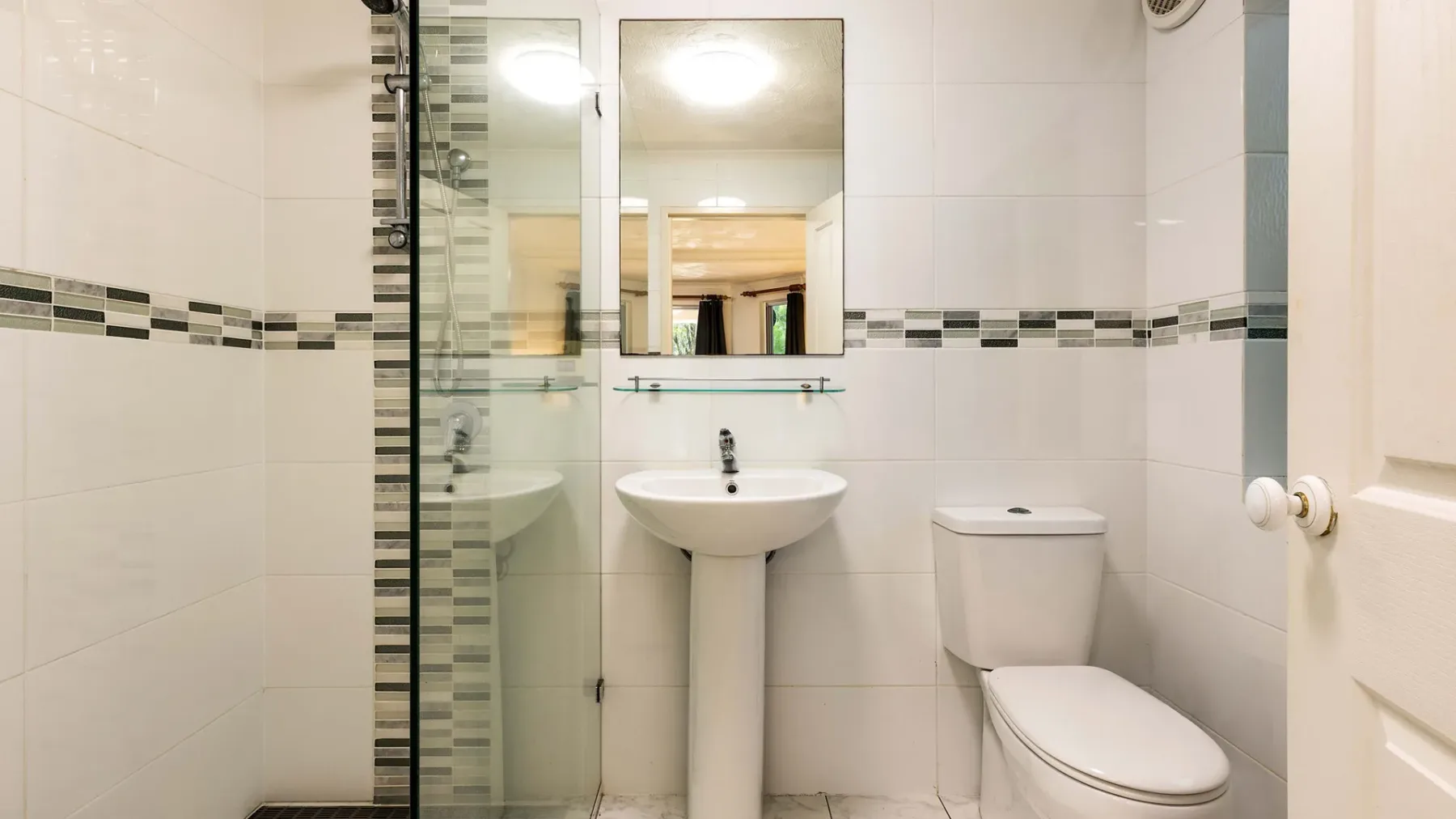 Clarkes Beach Villa – steps to beach & Byron town
