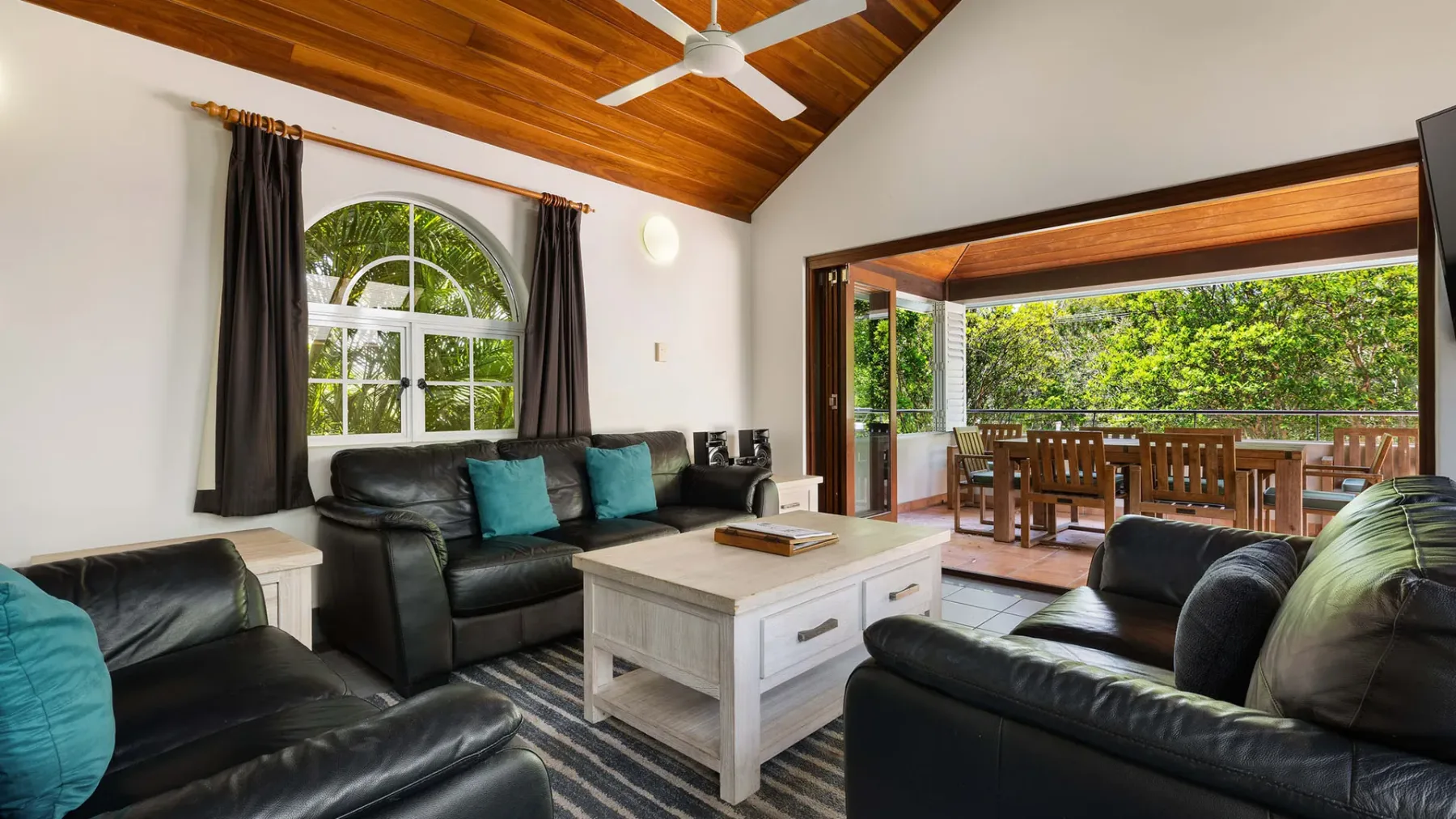 Clarkes Beach Villa – steps to beach & Byron town