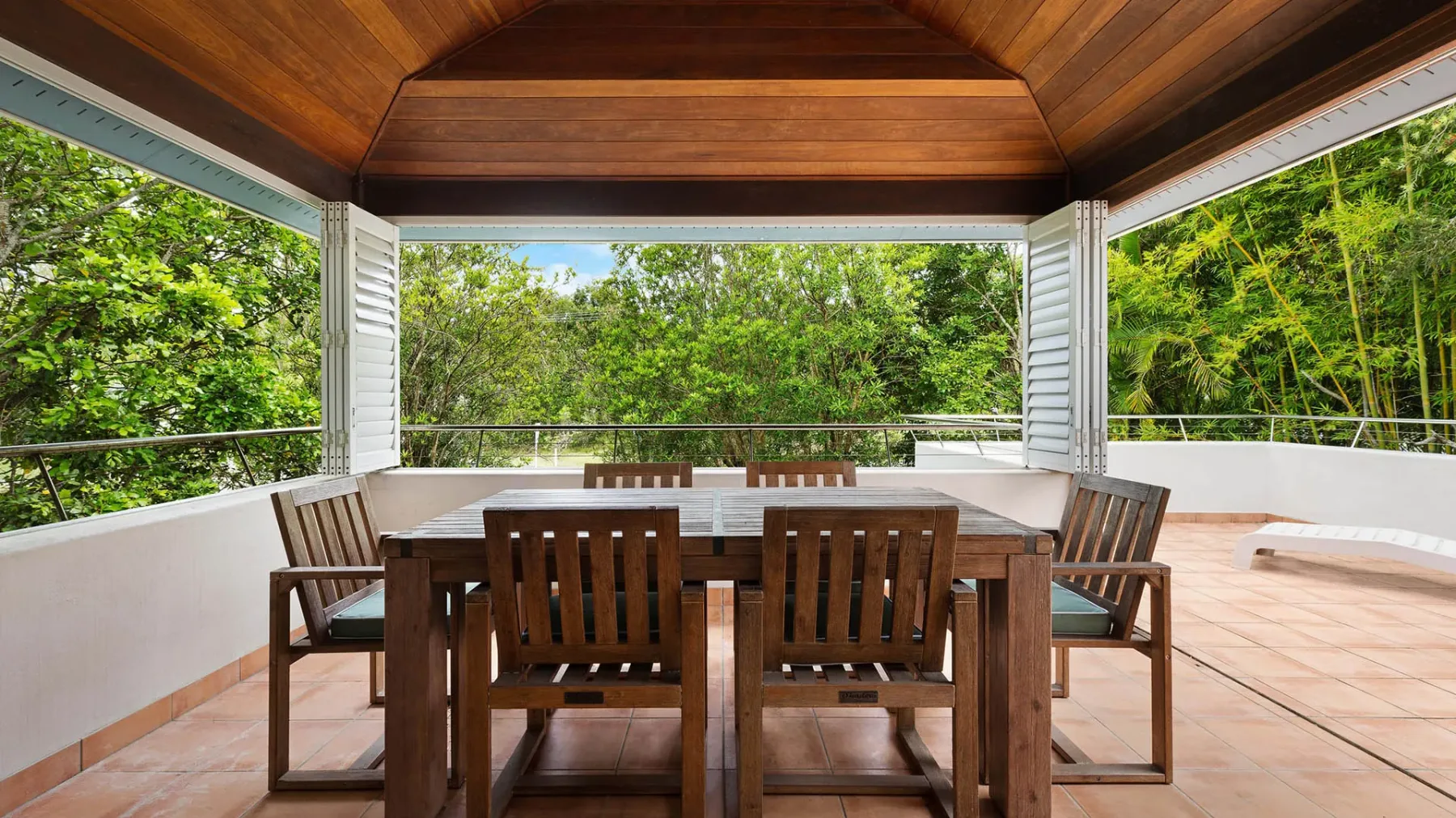 Clarkes Beach Villa – steps to beach & Byron town