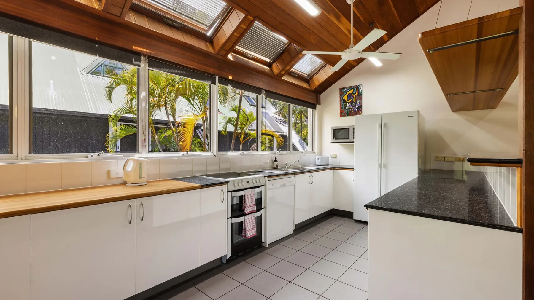 Clarkes Beach Villa – steps to beach & Byron town