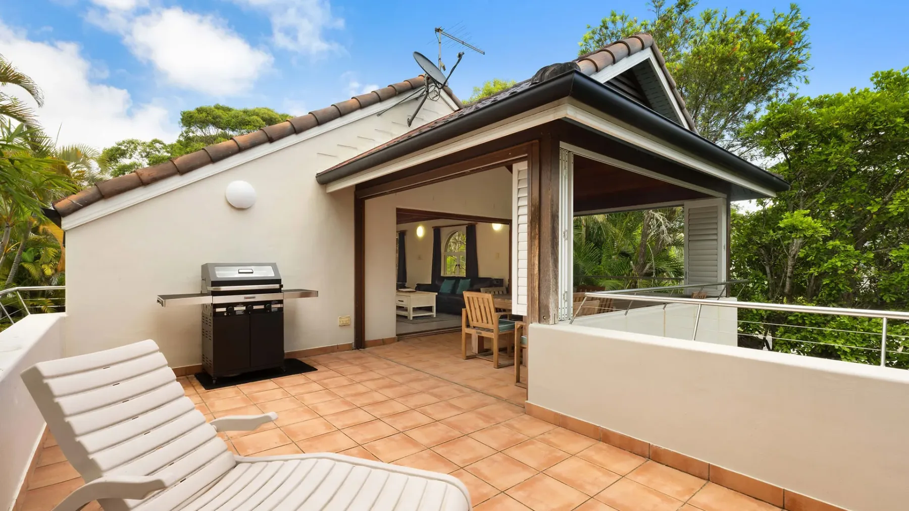 Clarkes Beach Villa – steps to beach & Byron town