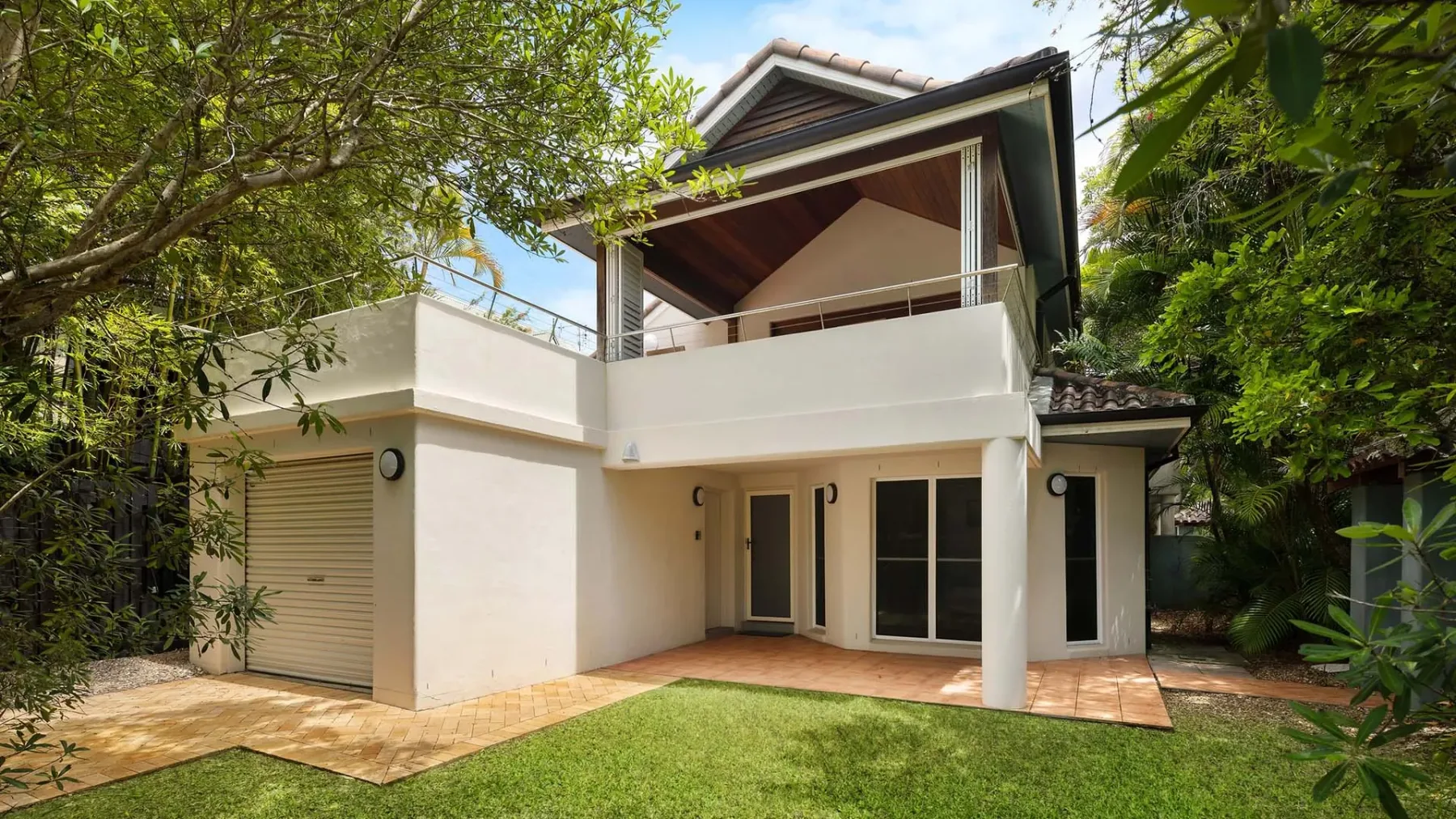 Clarkes Beach Villa – steps to beach & Byron town