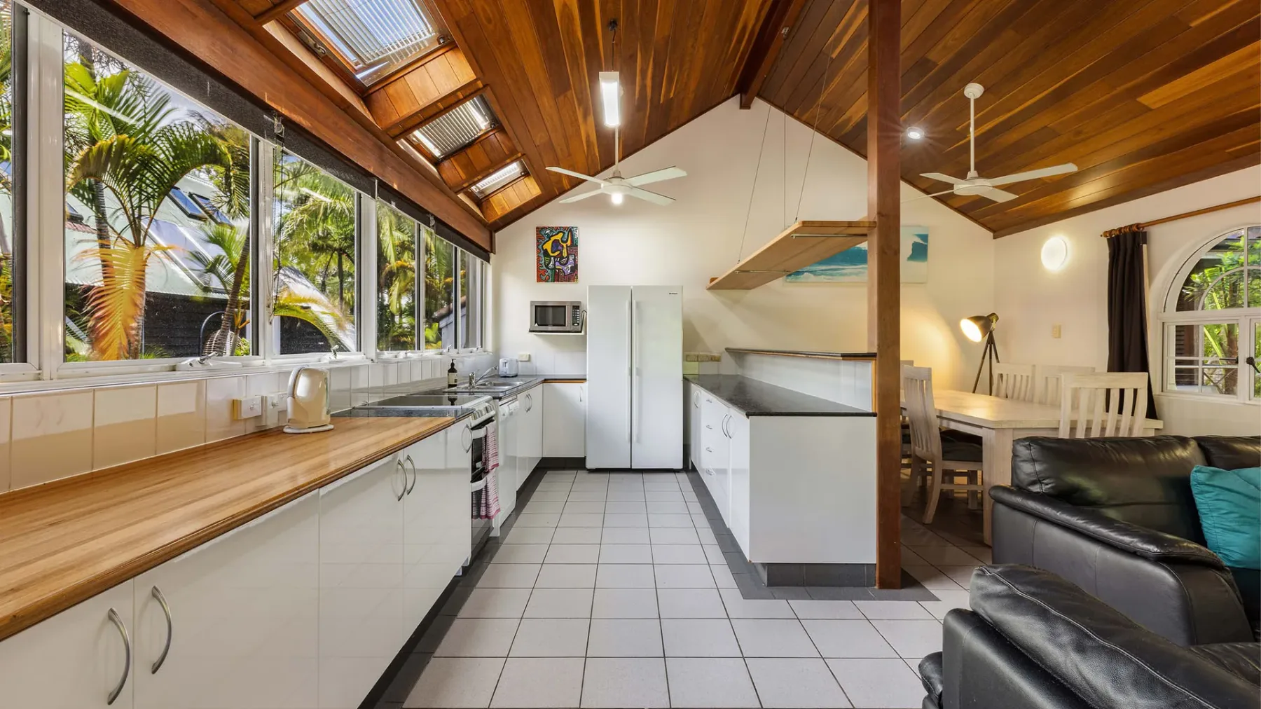 Clarkes Beach Villa – steps to beach & Byron town
