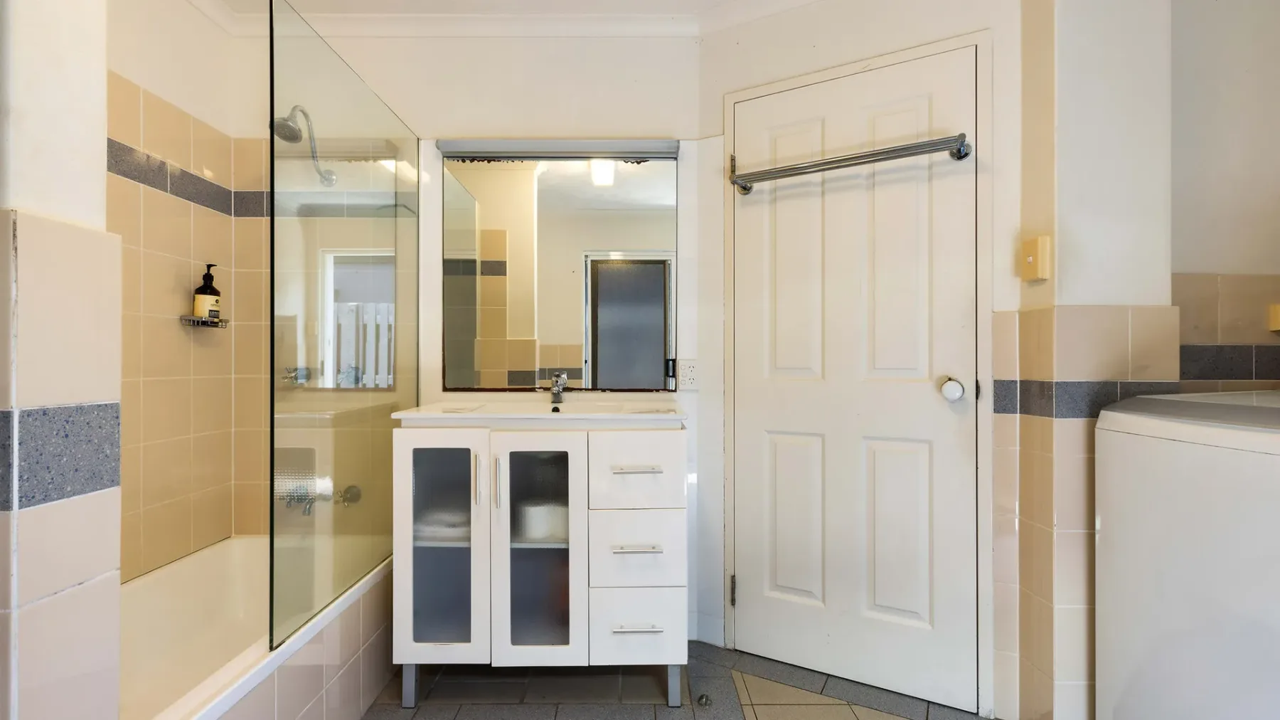 Clarkes Beach Villa – steps to beach & Byron town