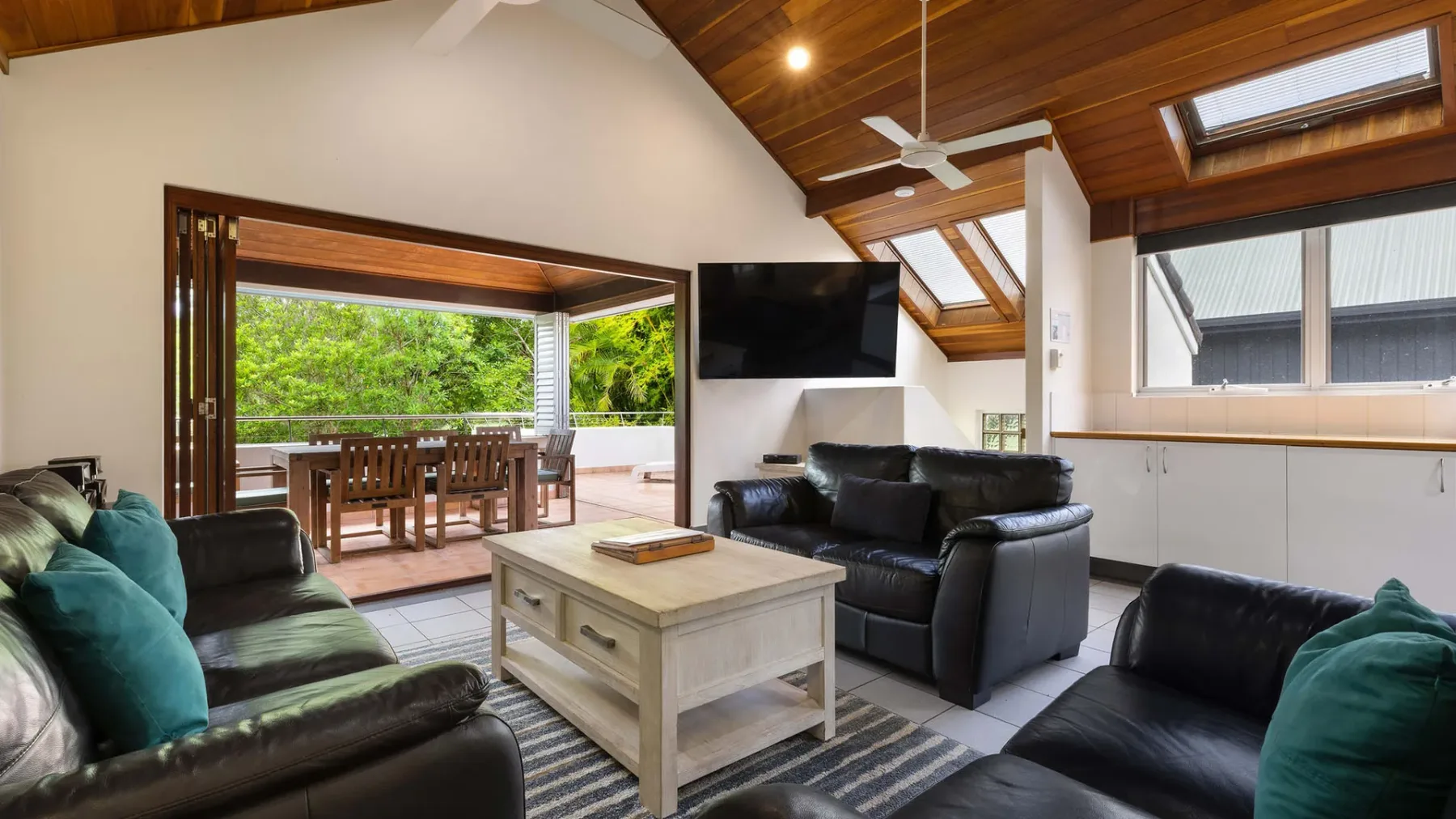 Clarkes Beach Villa – steps to beach & Byron town