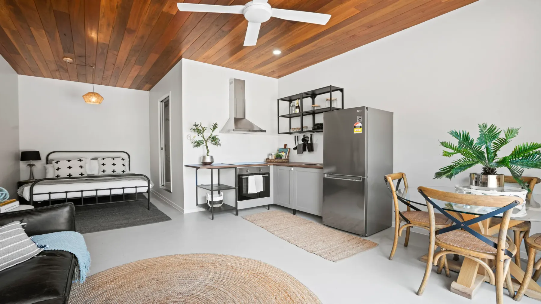Una cocina y comedor de concepto abierto con mesa y sillas.