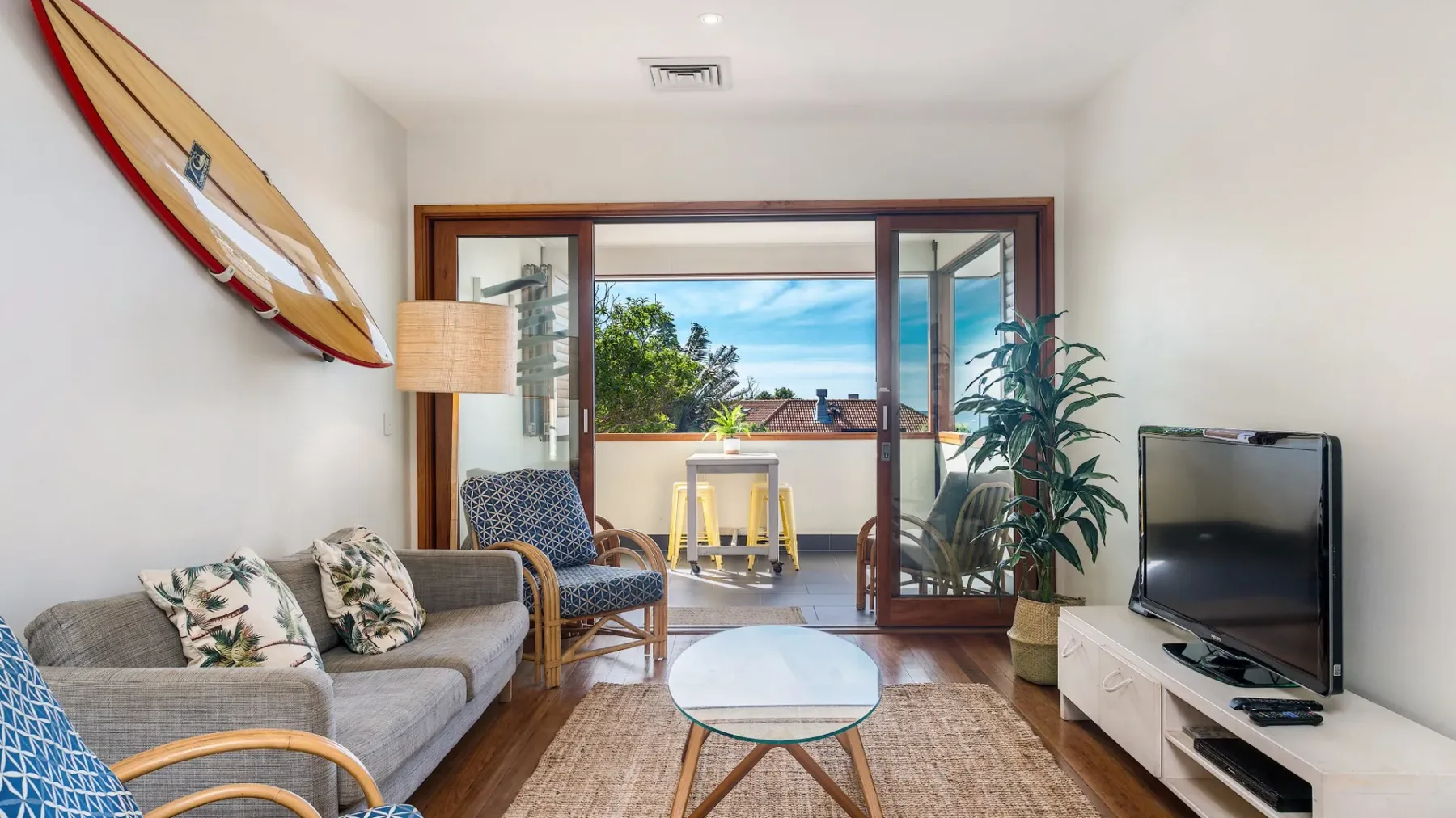 Quiksilver Apartments The Pass – steps from beach