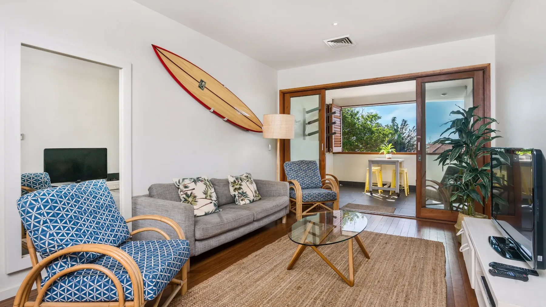Quiksilver Apartments The Pass – steps from beach