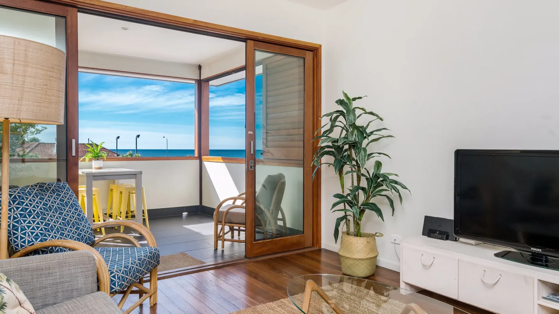 Quiksilver Apartments The Pass – steps from beach