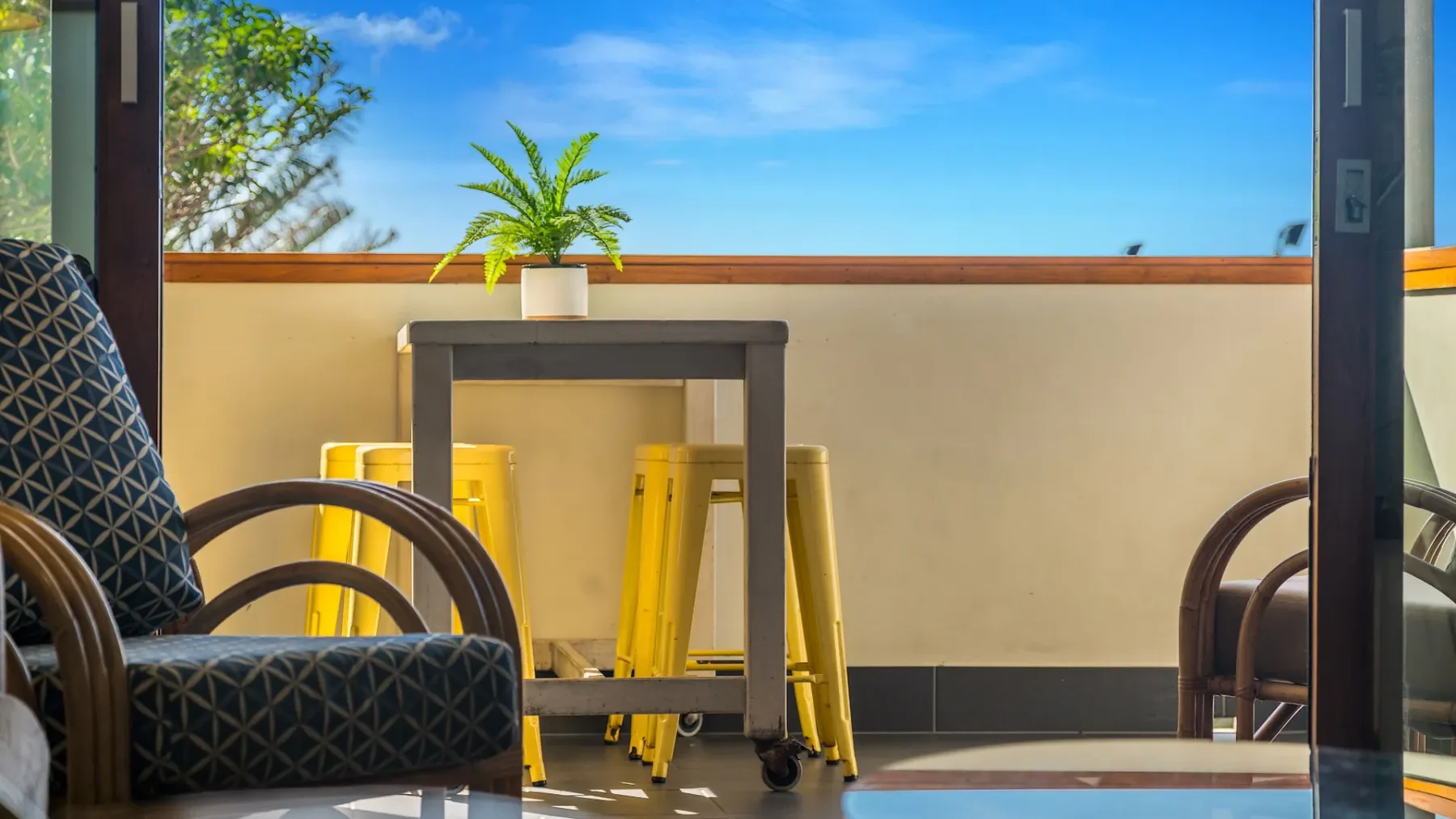 Quiksilver Apartments The Pass – steps from beach