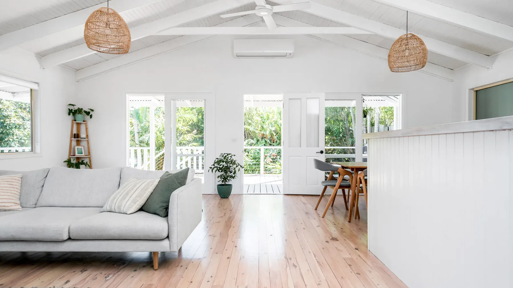 Hummingbird – coastal sanctuary near Tallow Beach