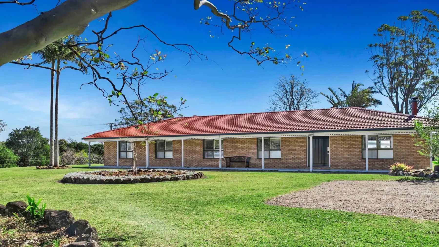 Paul’s Farmhouse – 4 BR rural retreat with views