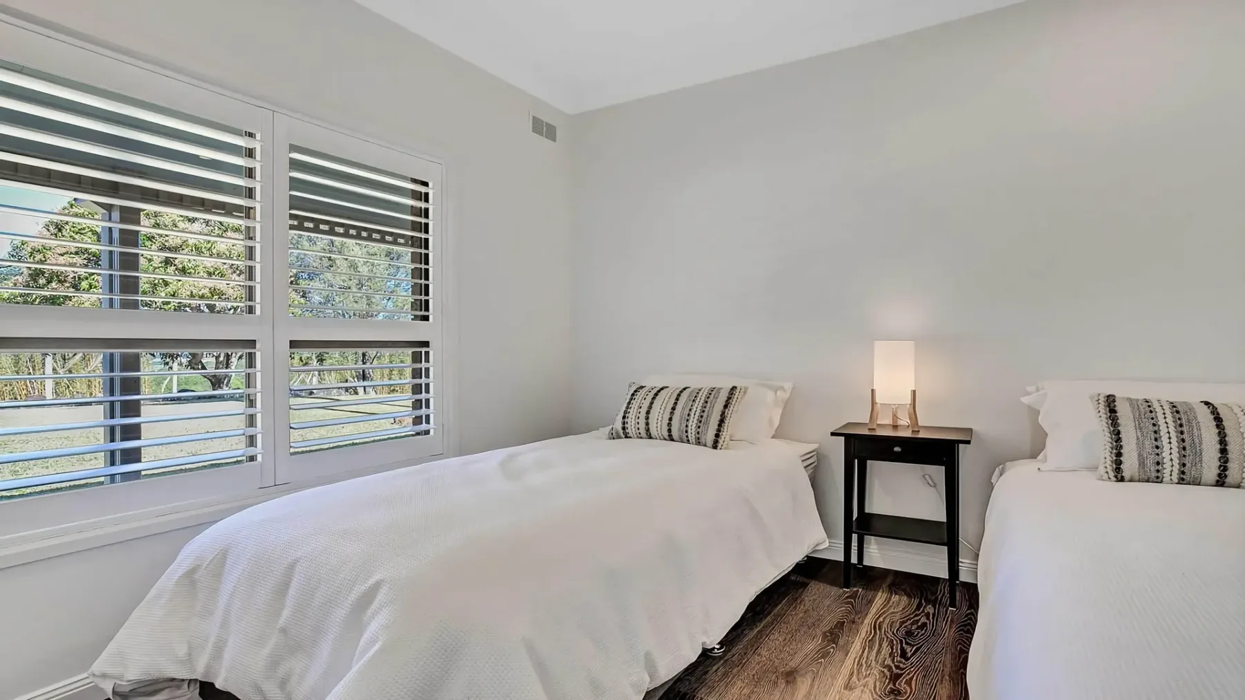 Paul’s Farmhouse – 4 BR rural retreat with views