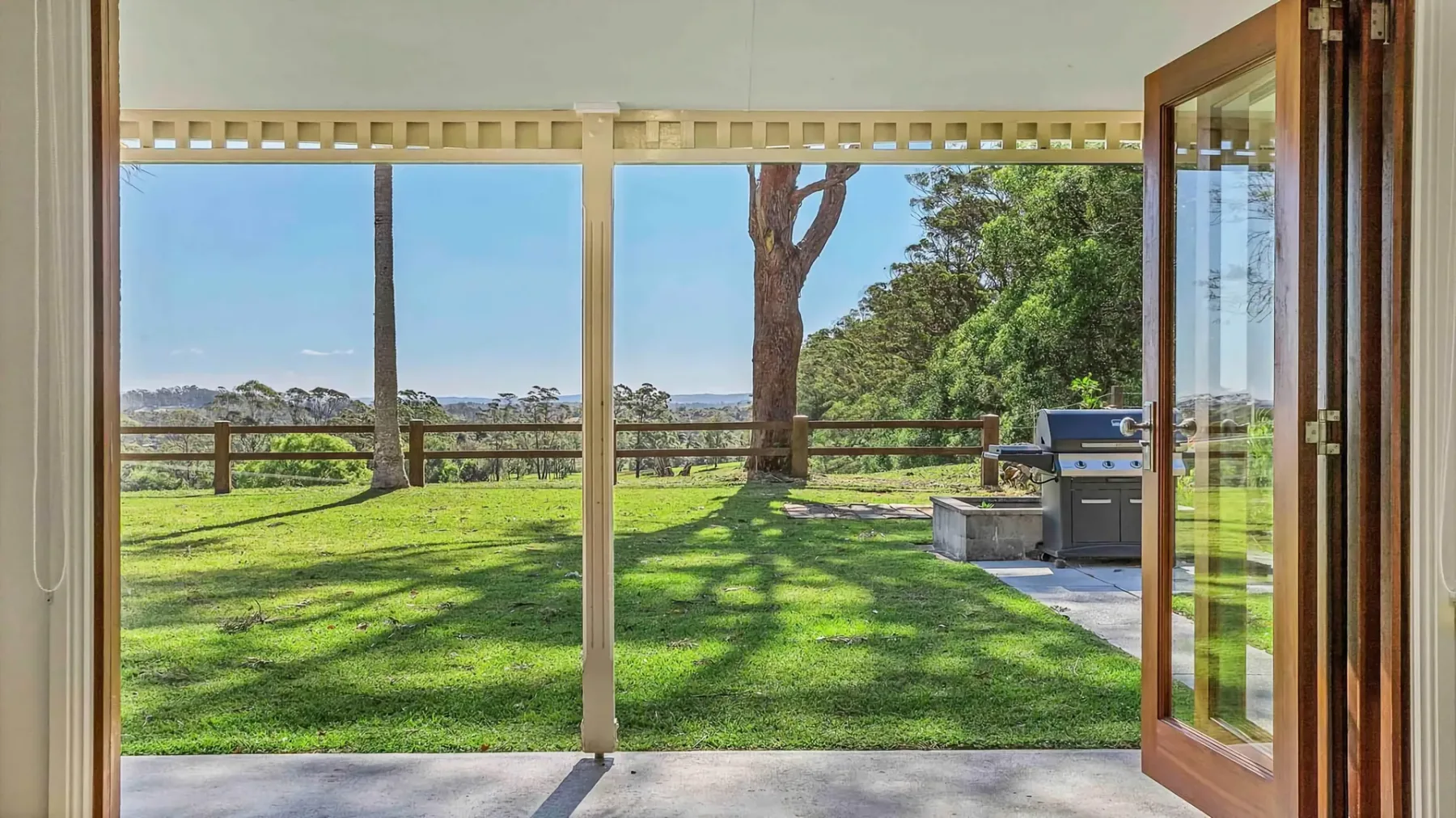 Paul’s Farmhouse – 4 BR rural retreat with views